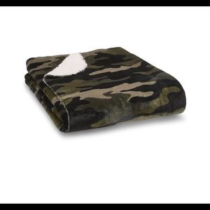 Brand New VS Pink Camo Sherpa